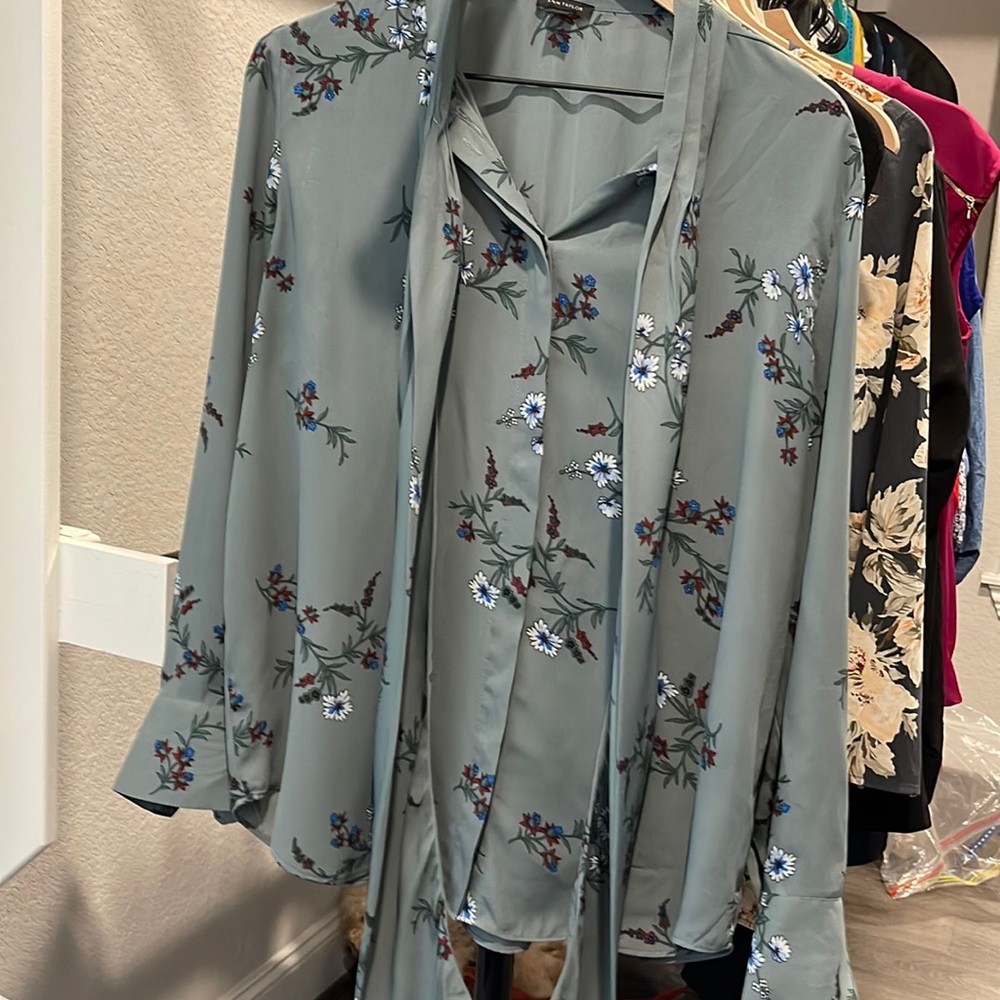 Ann Taylor floral print long sleeve tie neck button down blouse Large